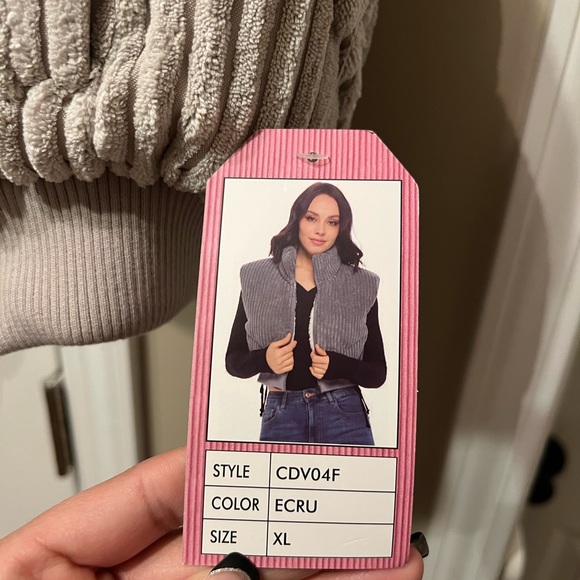 ⭐️NEW WITH TAGS⭐️ Women’s cropped corduroy vest size XL - Picture 7 of 8